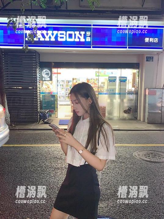 荒诞剧般的51吃瓜网在线观看视频，让我想起大学时那些尴尬的瞬间……