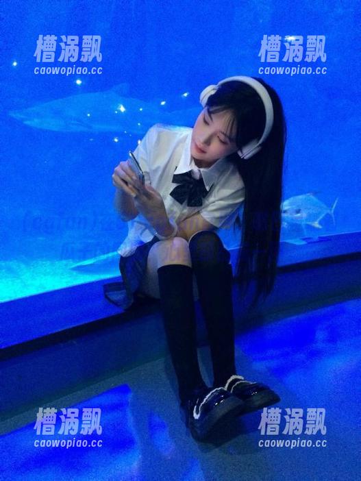 在51.cgfun官网，嘴巴里嚼着瓜子的同时，心里却乱成一团。