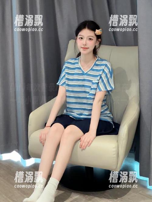 每次登录hl02.co，感觉就像在见证一场小型八卦争霸赛，一会儿你来一枪，我来一刀……