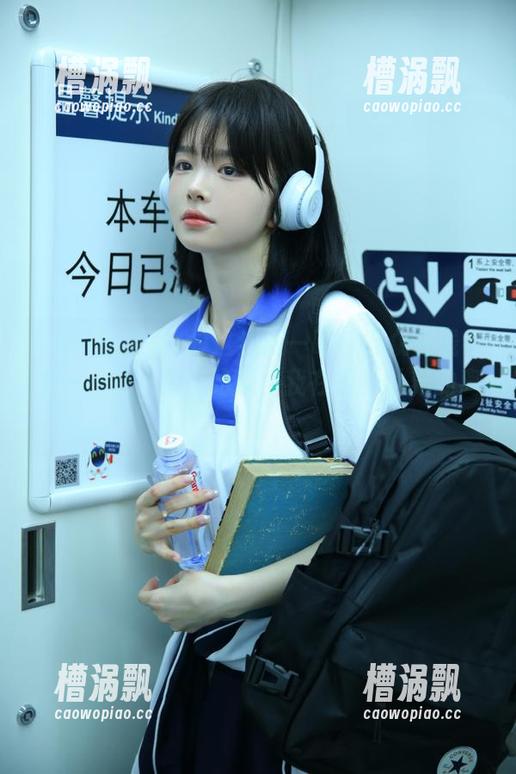 这边五一吃瓜群众在线导航——别人都在吃瓜，我在感受世界的离谱