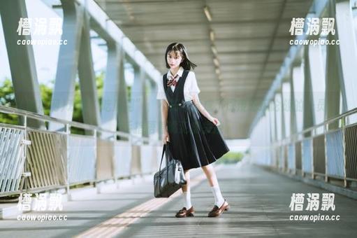 观看“吃瓜网”，不知不觉成了深度吃瓜论战的一员，手指捂着嘴犯病失控。