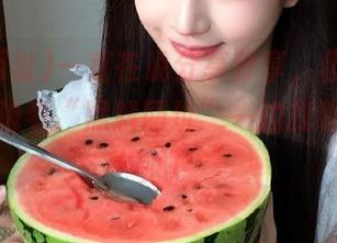 一直在说分享分享，但其实我多想一边看“黑料网址”一边找吃的，分心！
