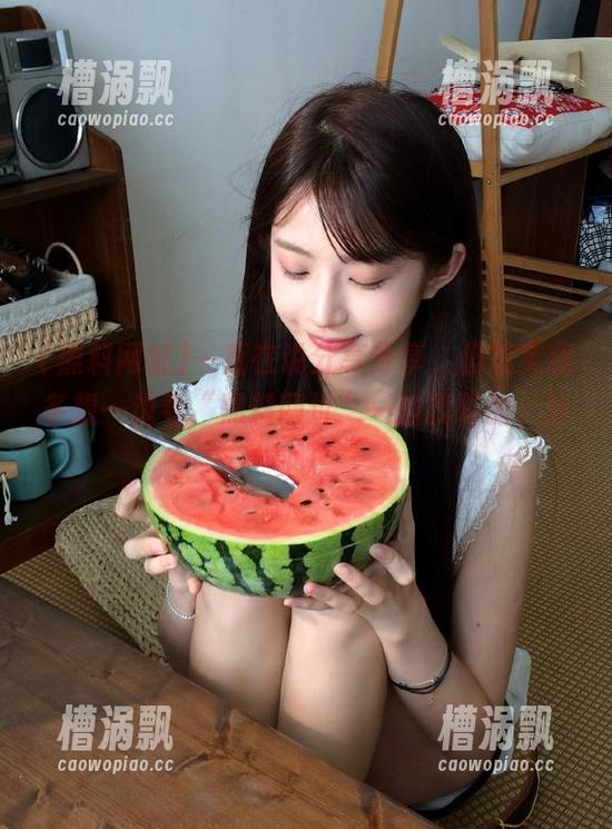 一直在说分享分享，但其实我多想一边看“黑料网址”一边找吃的，分心！